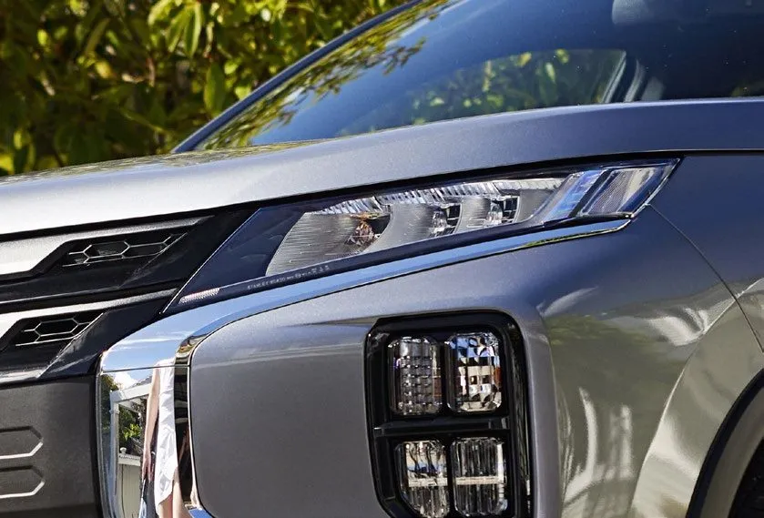 Black dynamic shield grille with LED headlamps