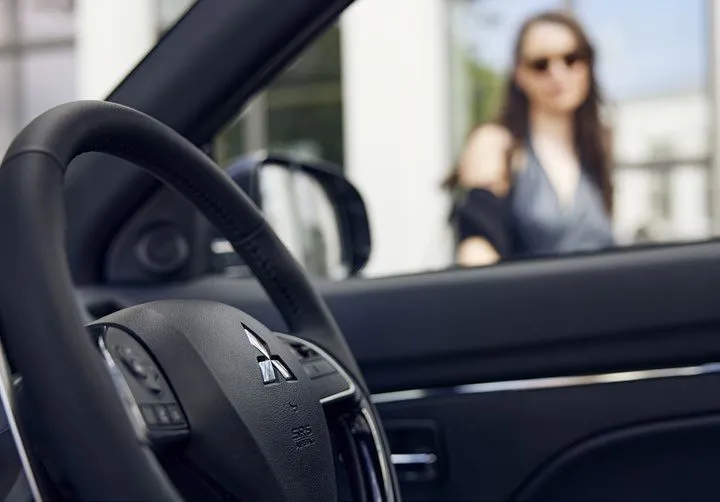 Leather-covered steering wheel with piano black detail