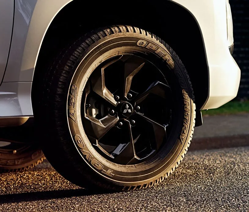 18-inch black alloy wheel on the Pajero Sport VRX Black Edition
