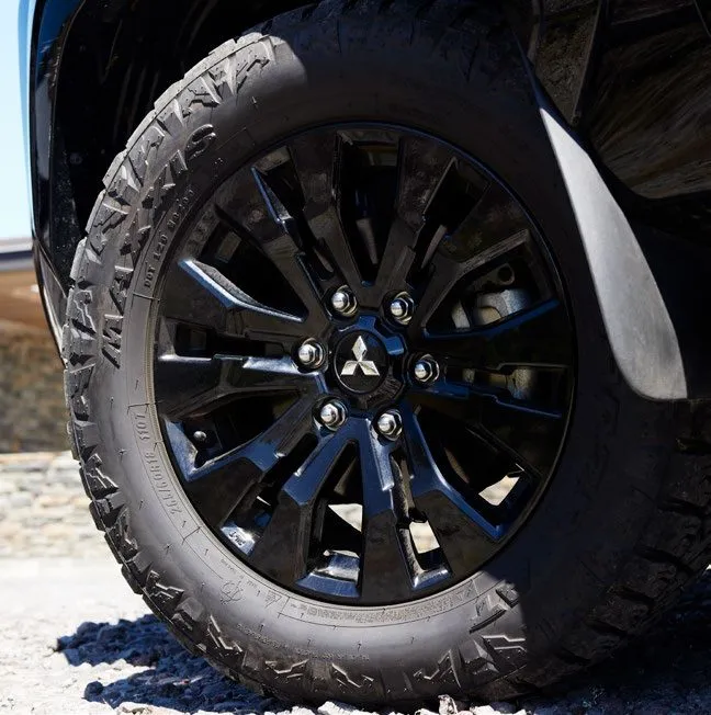 18-inch black alloy wheel