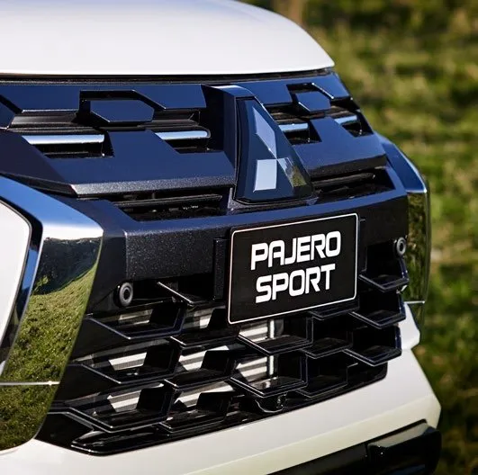 New black honeycomb grille on the Pajero Sport