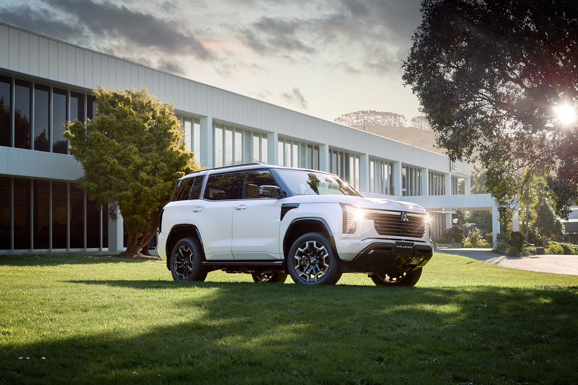 All-new Mitsubishi Pajero Exceed in White Diamond