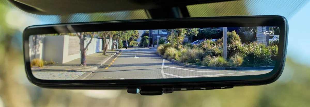 Digital rear-view mirror showing a clear view behind the vehicle