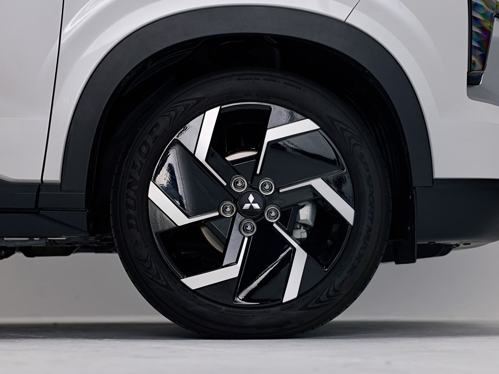 Outlander Sport HEV 18-inch alloy wheel