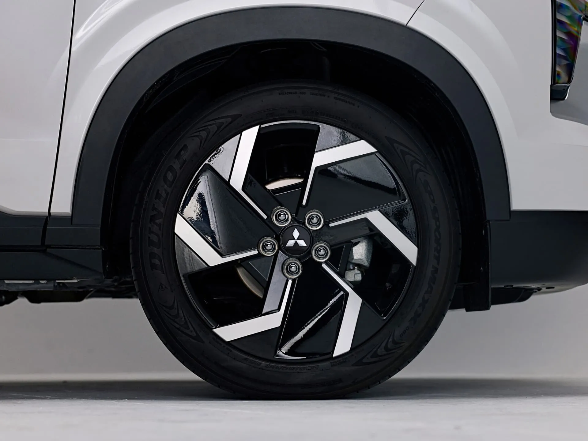 Outlander Sport HEV 18-inch alloy wheel
