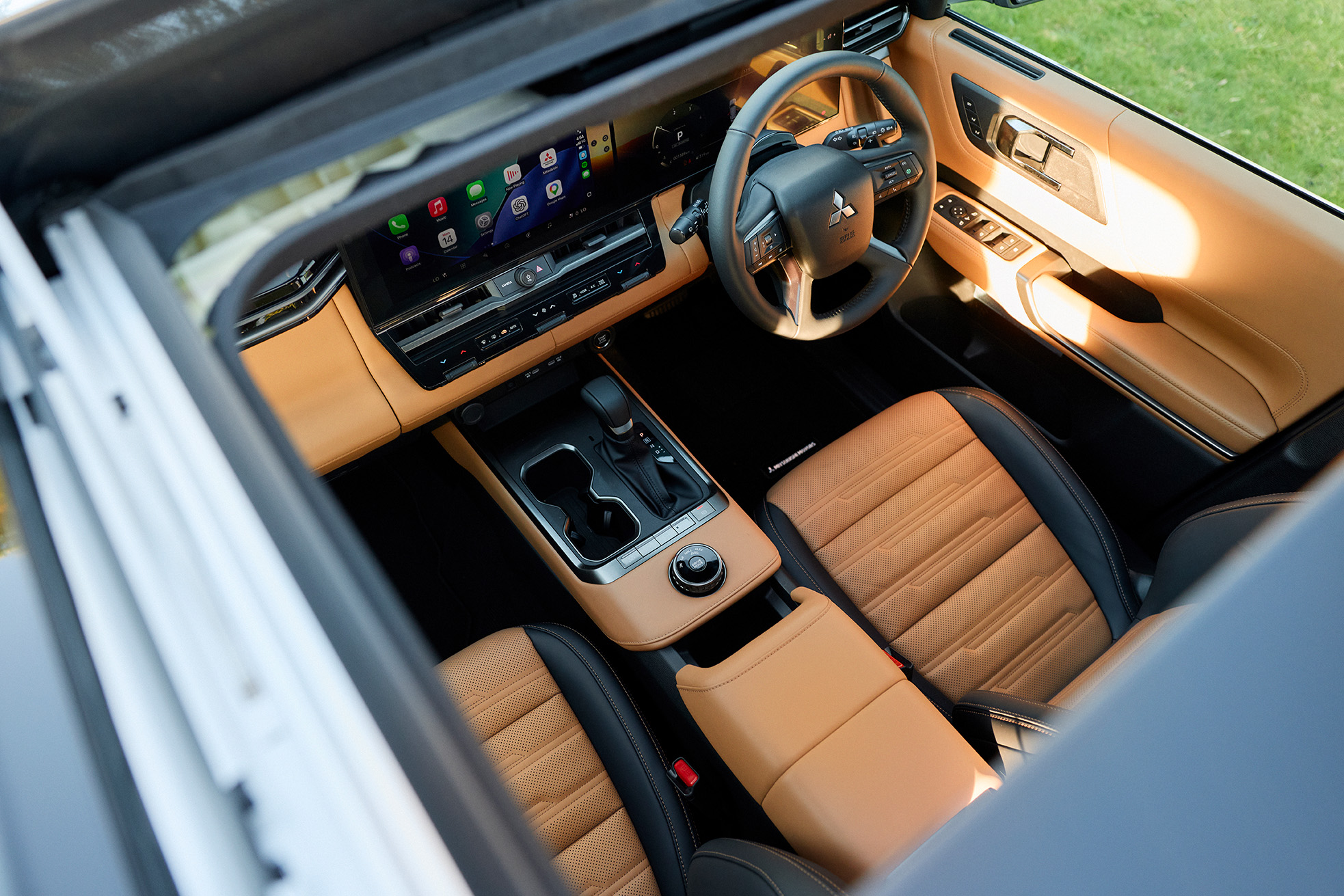 Overhead view of the all-new Pajero Exceed cabin