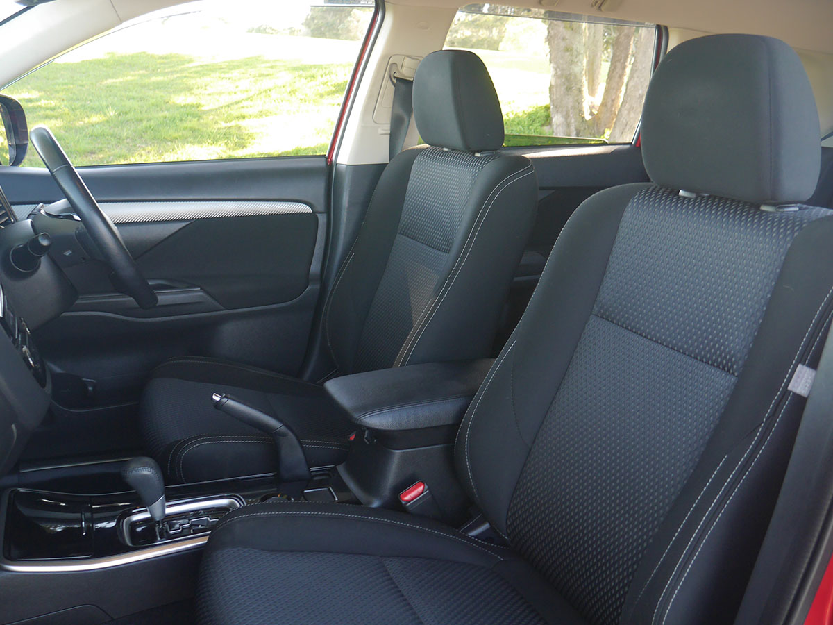 2017 Mitsubishi Outlander LS 2.0L Petrol Auto 7 Seater LS 2.0L Petrol Auto 7 Seater