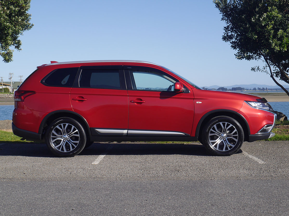 2017 Mitsubishi Outlander LS 2.0L Petrol Auto 7 Seater LS 2.0L Petrol Auto 7 Seater