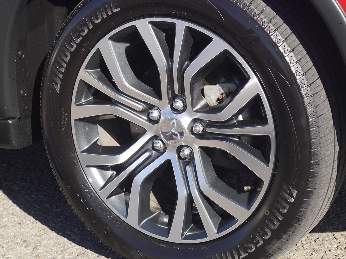 2017 Mitsubishi Outlander LS 2.0L Petrol Auto 7 Seater LS 2.0L Petrol Auto 7 Seater