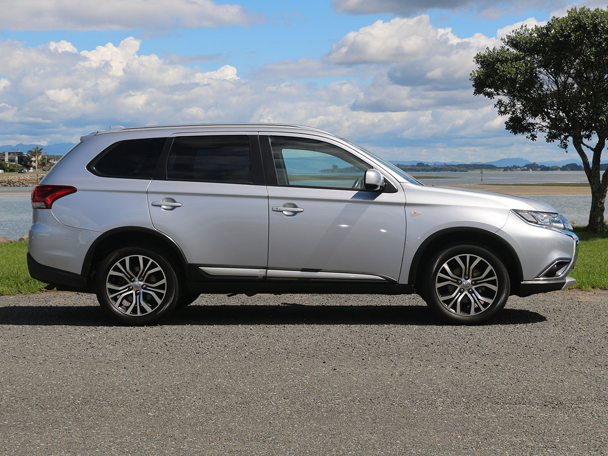 2017 Mitsubishi Outlander LS 2.0L Petrol 2WD 7 Seater