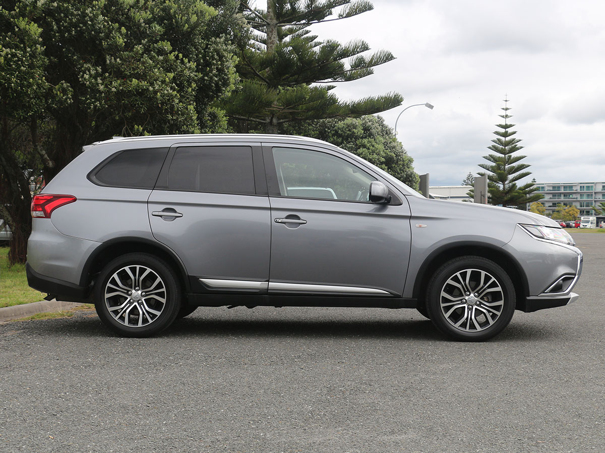 2017 Mitsubishi Outlander LS 2.4L Petrol 4wd 7 Seater Automatic