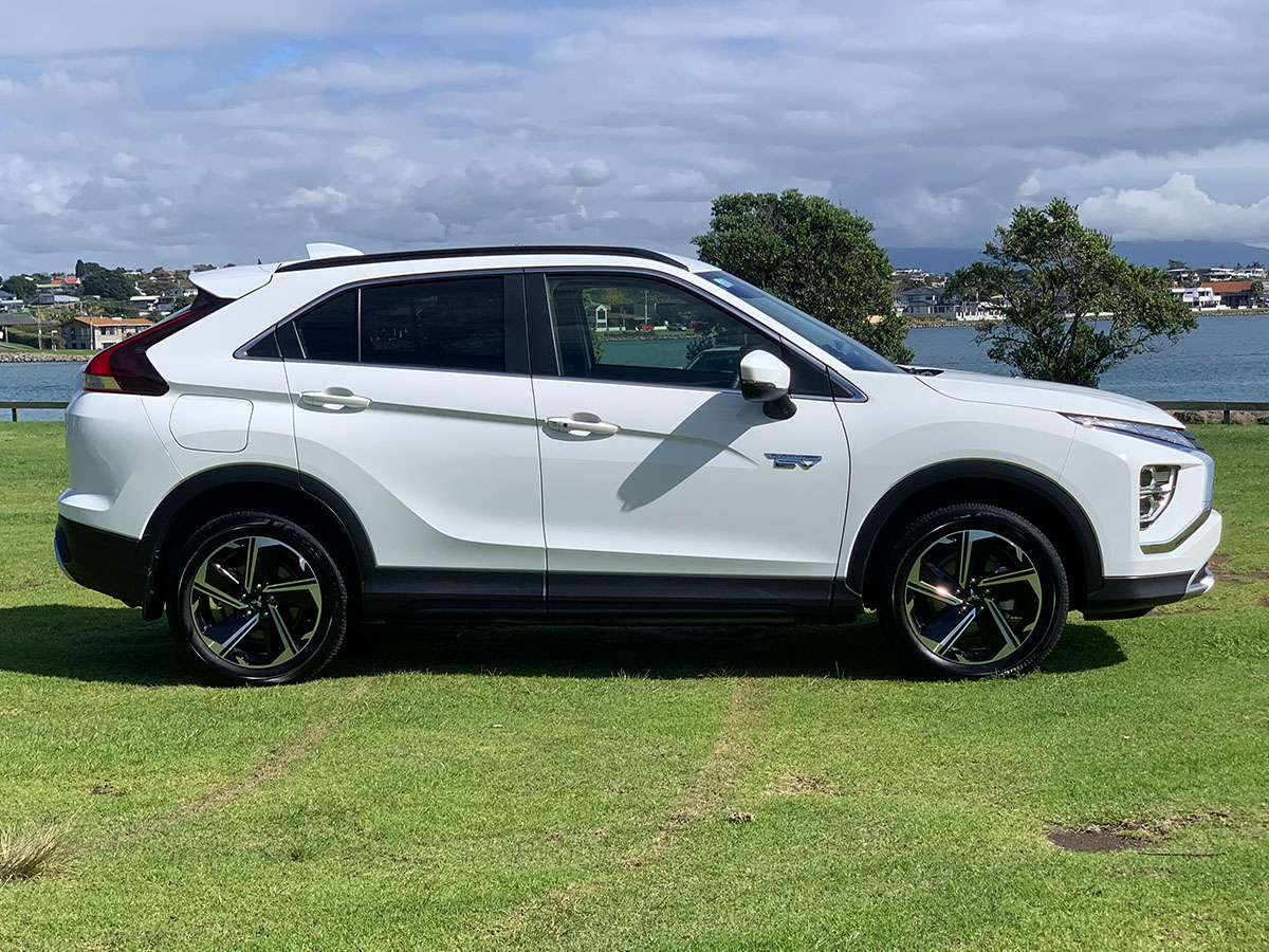 2022 Mitsubishi Eclipse Cross PHEV XLS