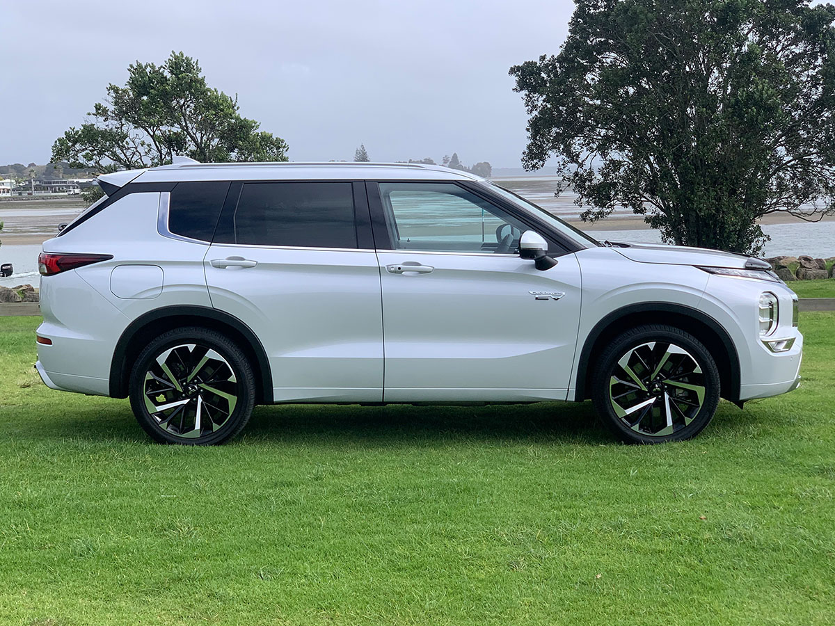 2022 Mitsubishi Outlander PHEV VRX