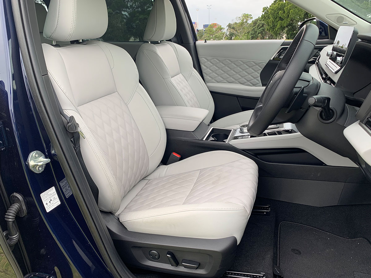 2022 Mitsubishi Outlander VRX 2.5L 4WD 7 Seater Grey Leather