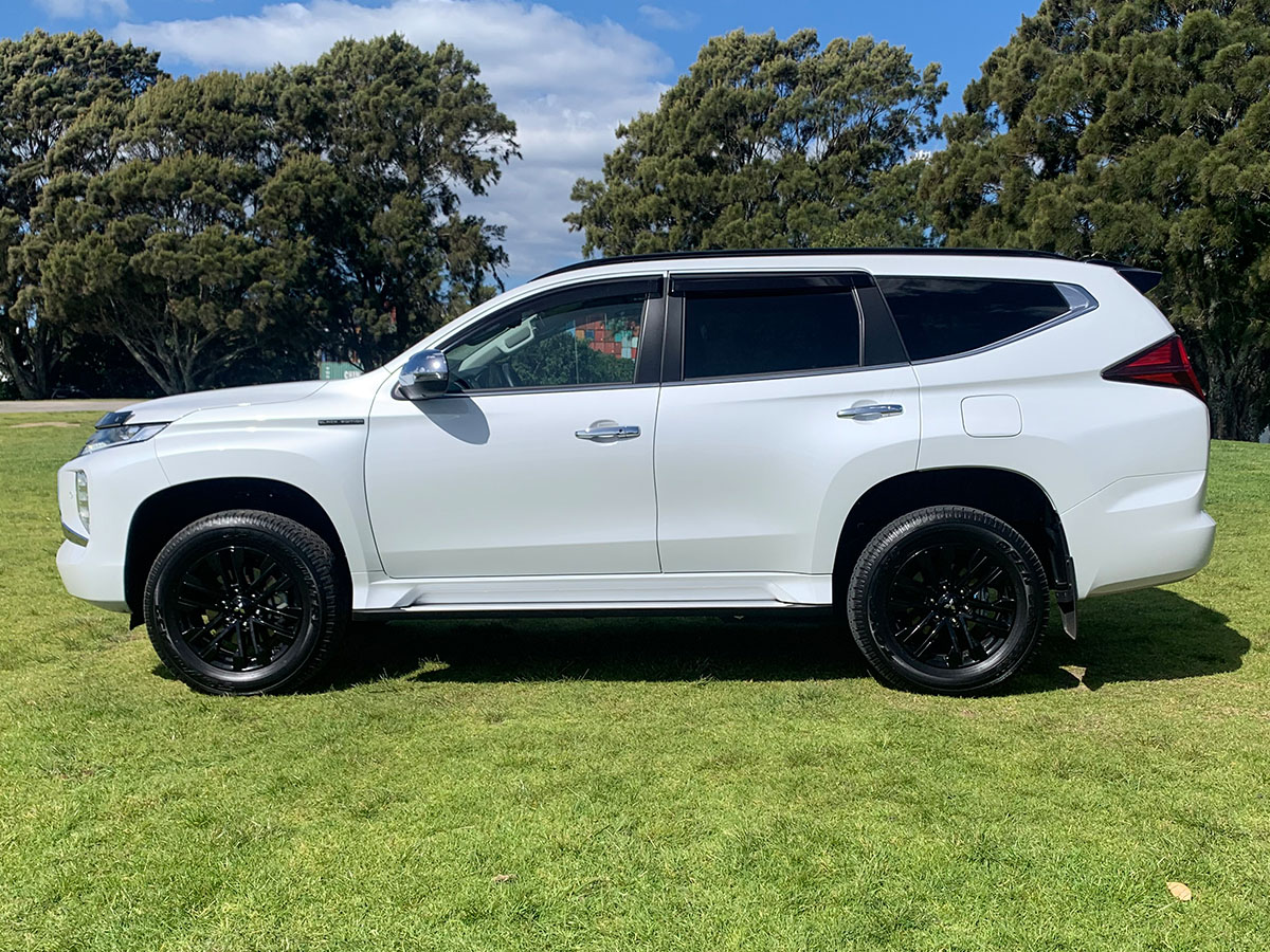 2023 Mitsubishi Pajero Sport VRX Black Edition