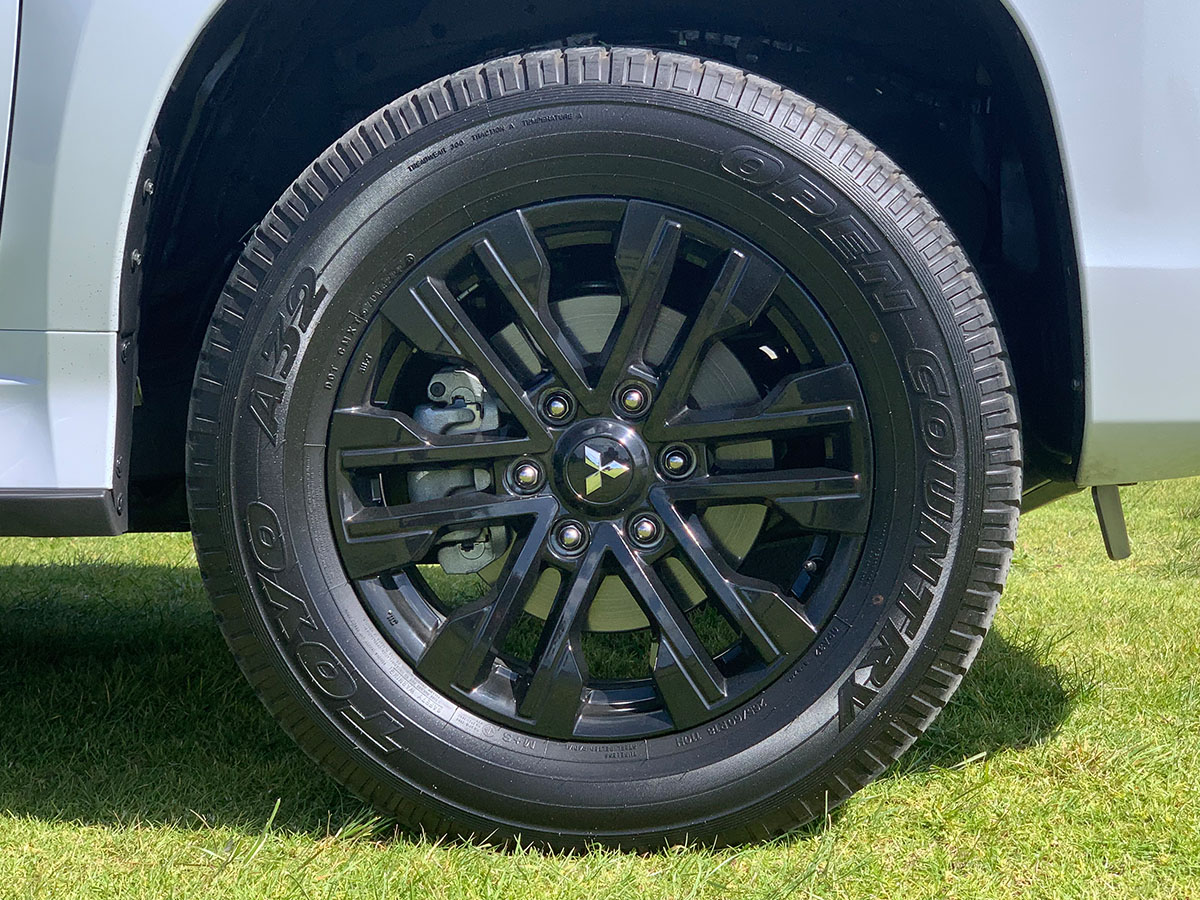 2023 Mitsubishi Pajero Sport VRX Black Edition