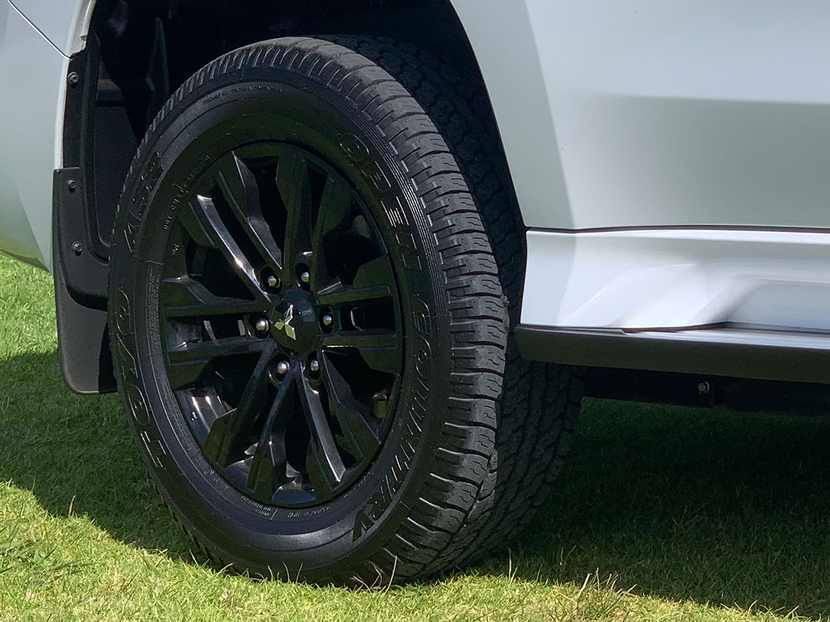 2023 Mitsubishi Pajero Sport VRX Black Edition