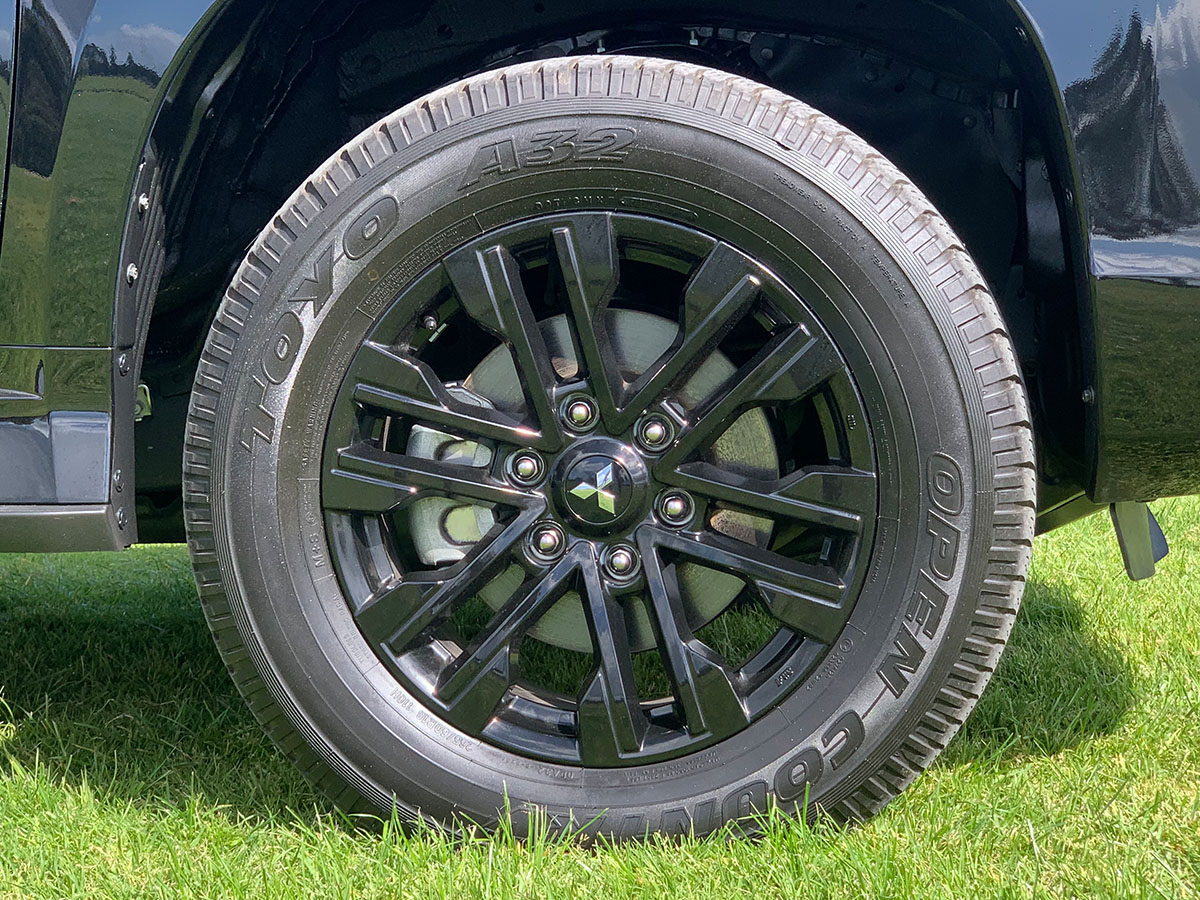 2023 Mitsubishi Pajero Sport VRX Black Edition