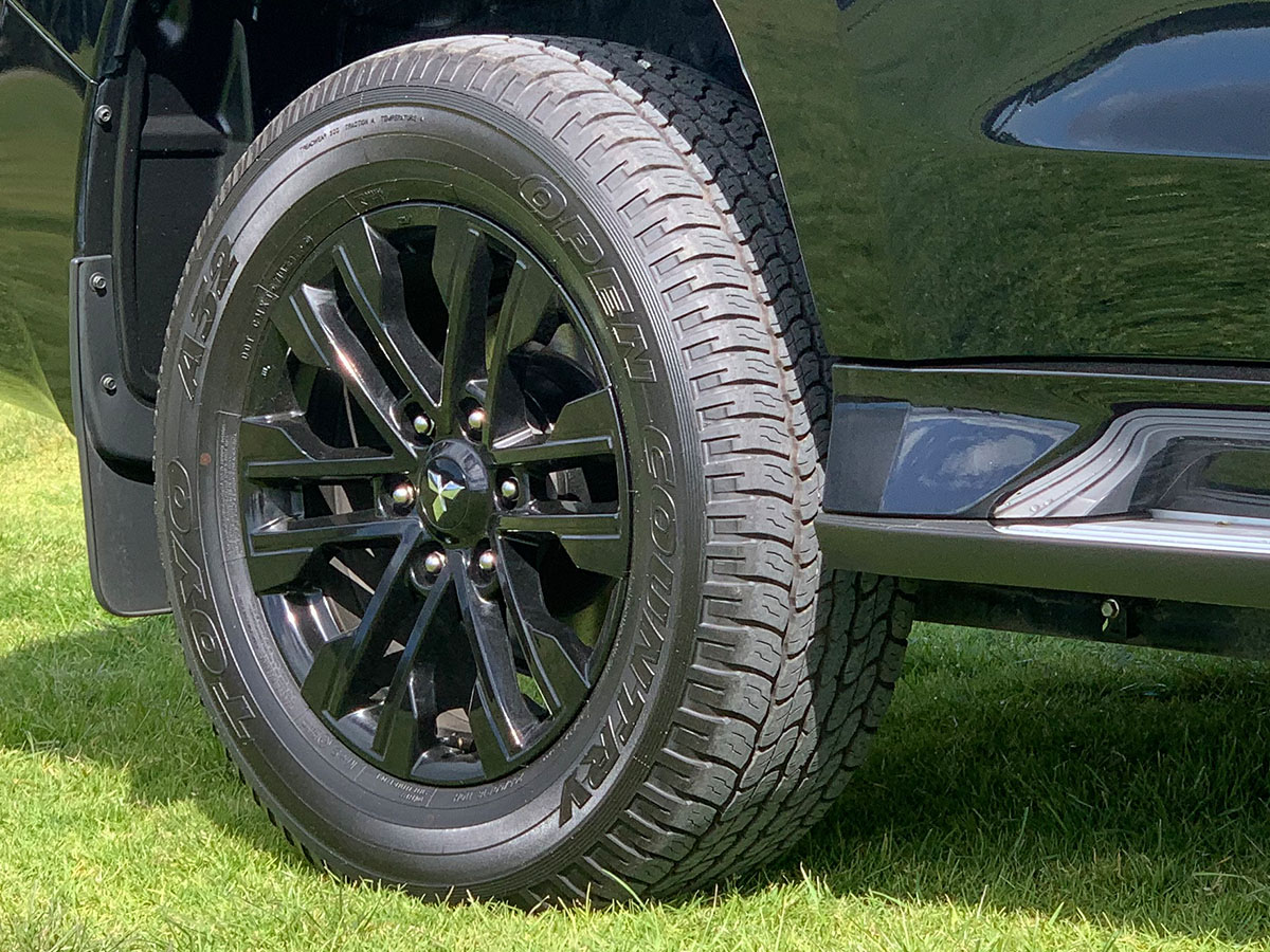 2023 Mitsubishi Pajero Sport VRX Black Edition