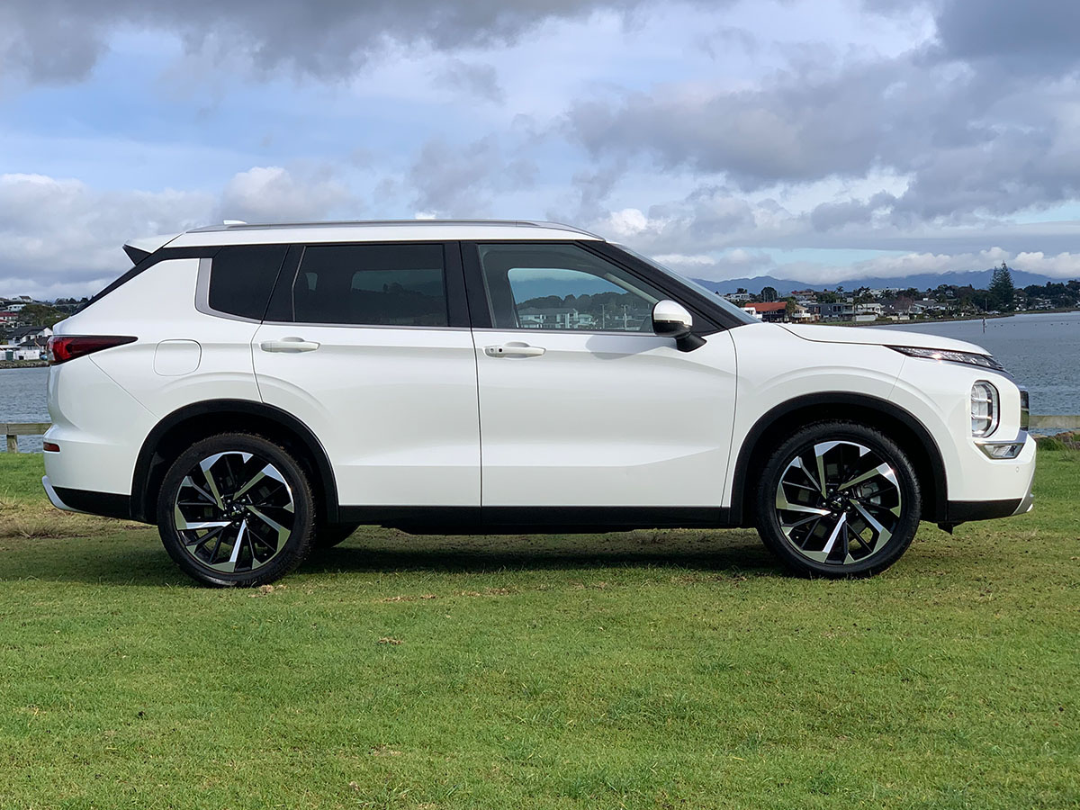 2022 Mitsubishi Outlander XLS 2WD 7 Seater 2.5L Petrol