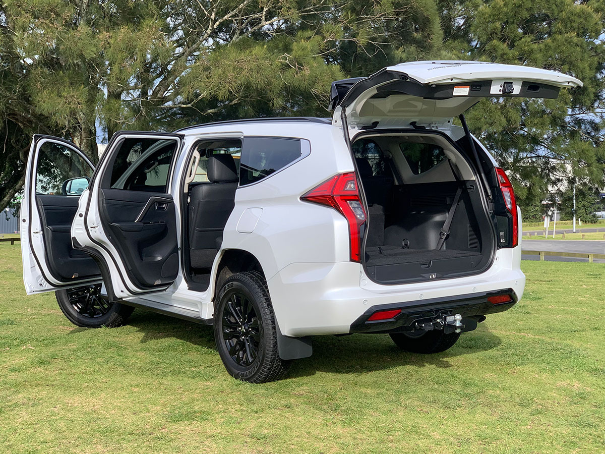 2024 Mitsubishi Pajero Sport VRX Black Edition
