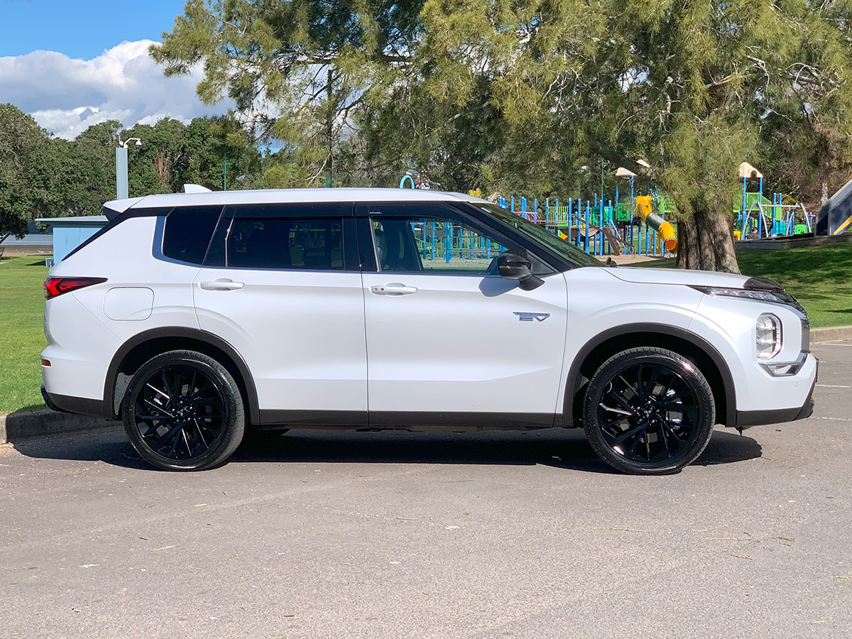 2023 Mitsubishi Outlander PHEV Sport 4WD Hybrid 7 Seater