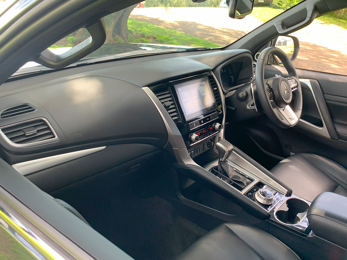 2025 Mitsubishi Pajero Sport VRX Black Edition