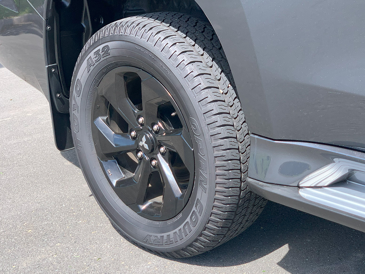 2025 Mitsubishi Pajero Sport VRX Black Edition