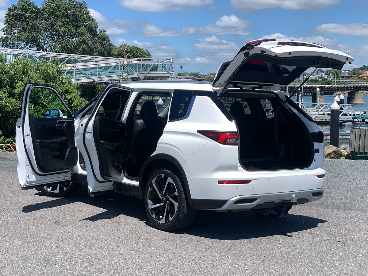 2024 Mitsubishi Outlander XLS 2WD 7 Seater