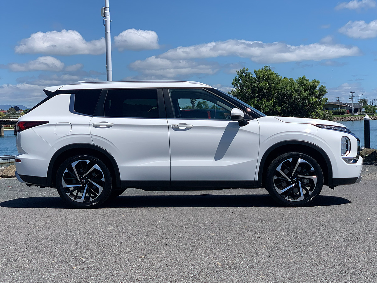 2024 Mitsubishi Outlander XLS 2WD 7 Seater