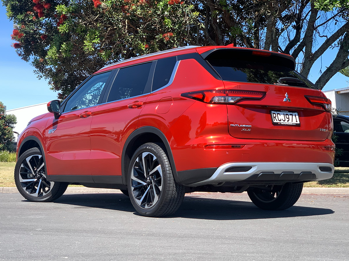 2025 Mitsubishi Outlander XLS PHEV Hybrid 4WD