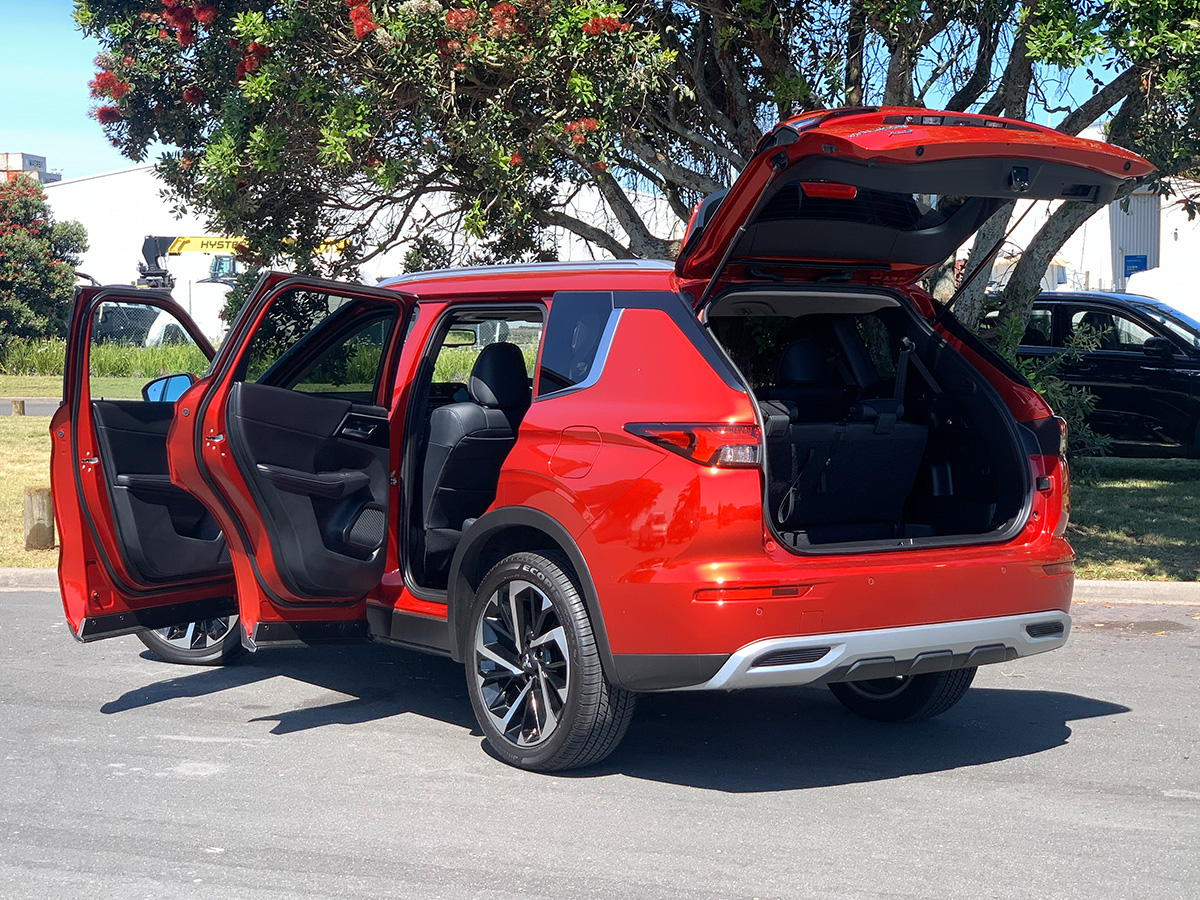 2025 Mitsubishi Outlander XLS PHEV Hybrid 4WD