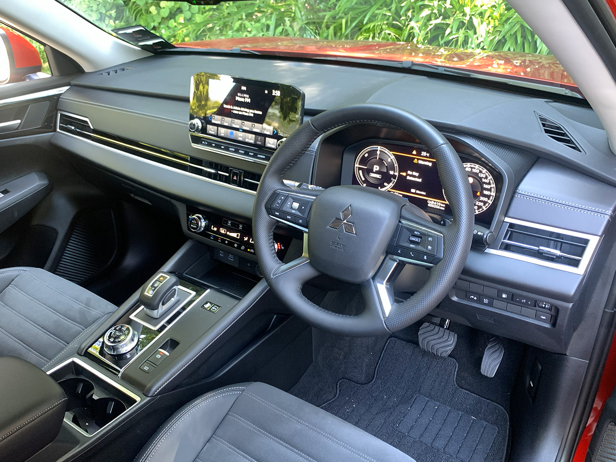 2025 Mitsubishi Outlander XLS PHEV Hybrid 4WD