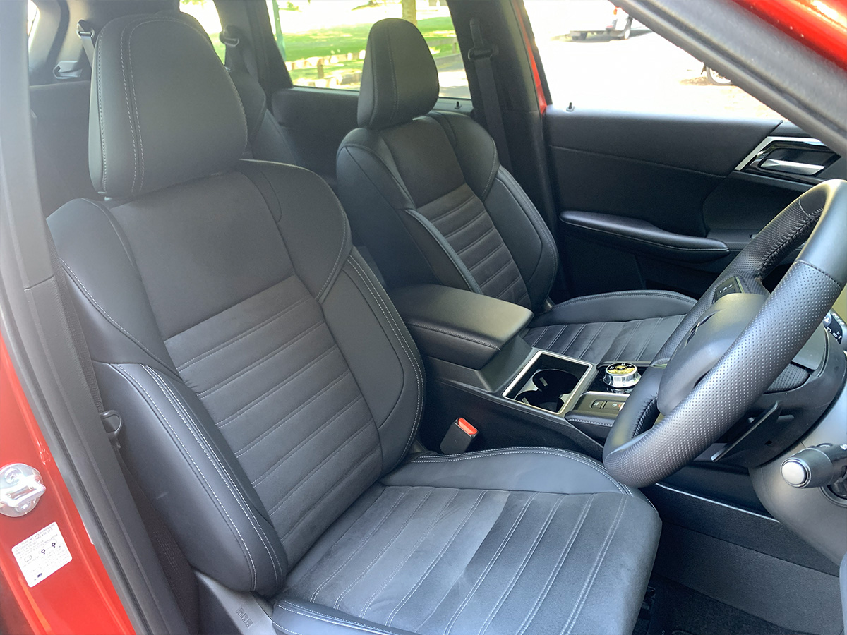 2025 Mitsubishi Outlander XLS PHEV Hybrid 4WD