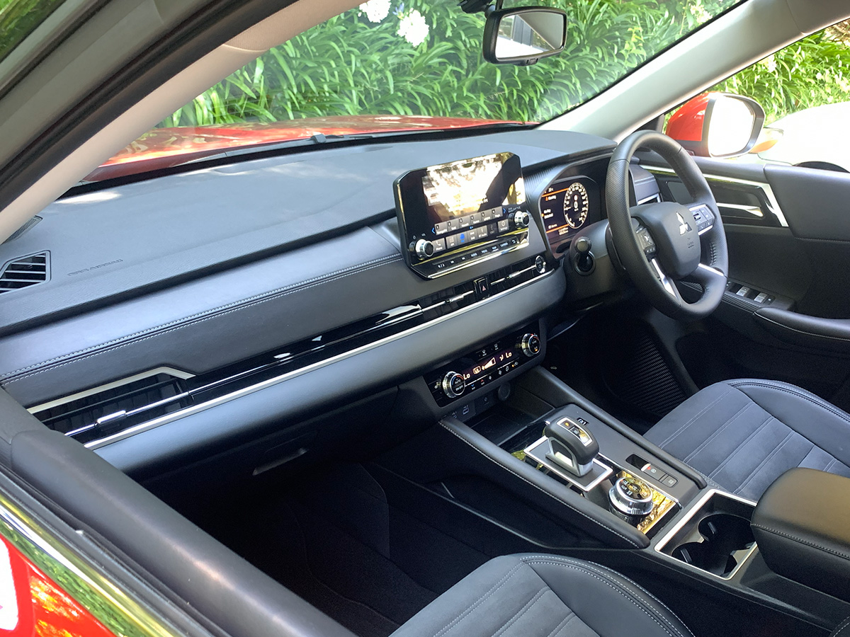 2025 Mitsubishi Outlander XLS PHEV Hybrid 4WD