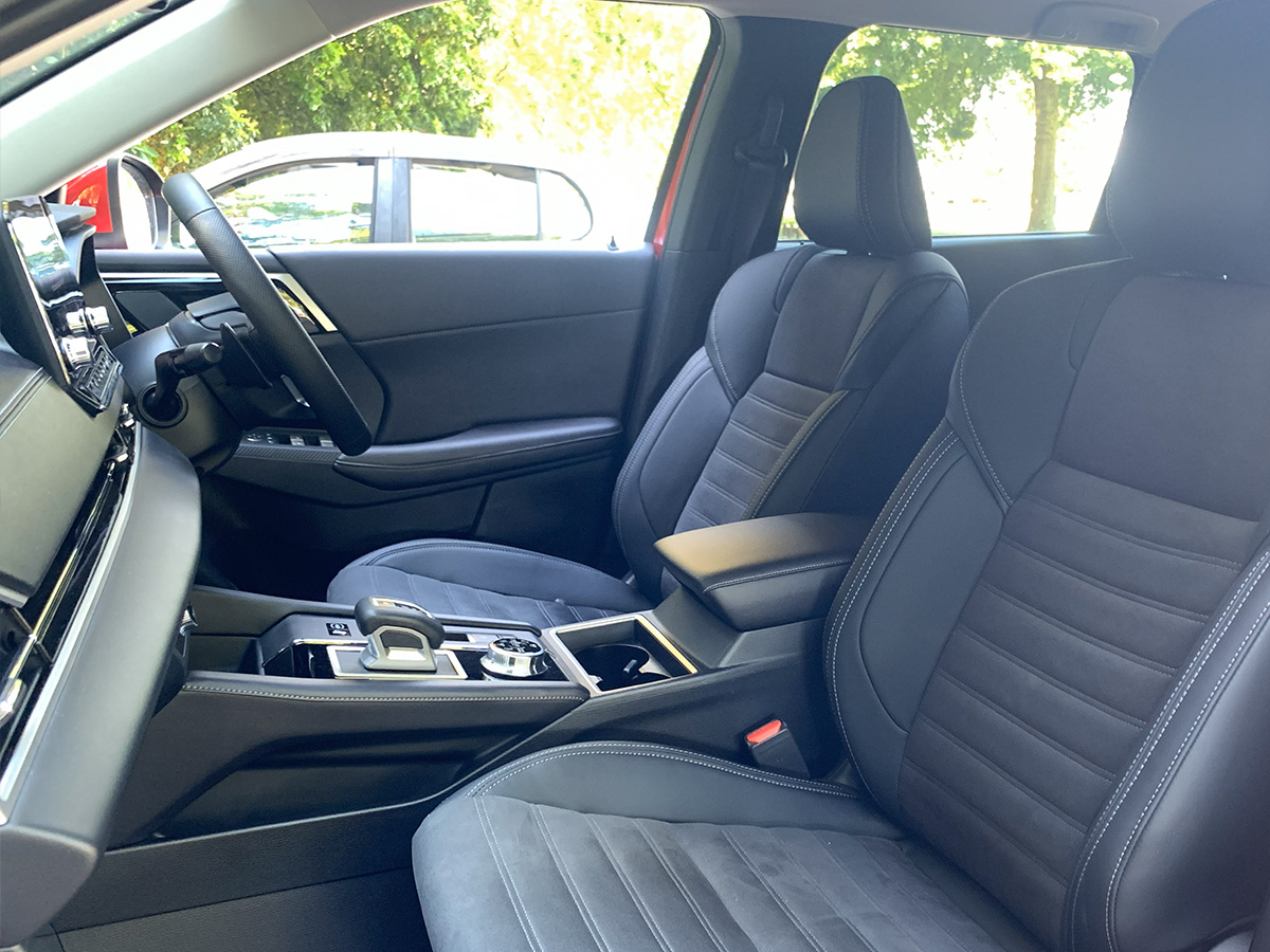 2025 Mitsubishi Outlander XLS PHEV Hybrid 4WD