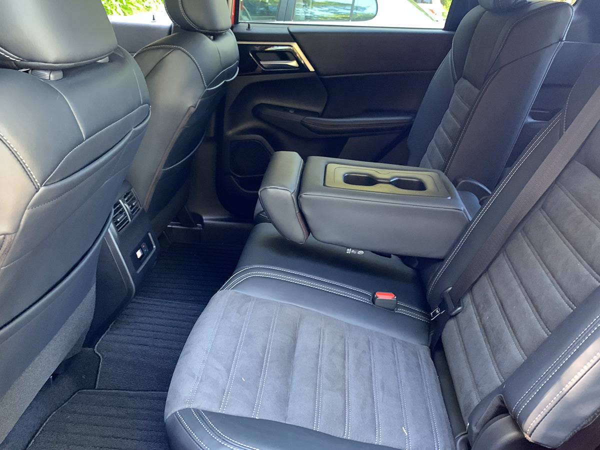 2025 Mitsubishi Outlander XLS PHEV Hybrid 4WD