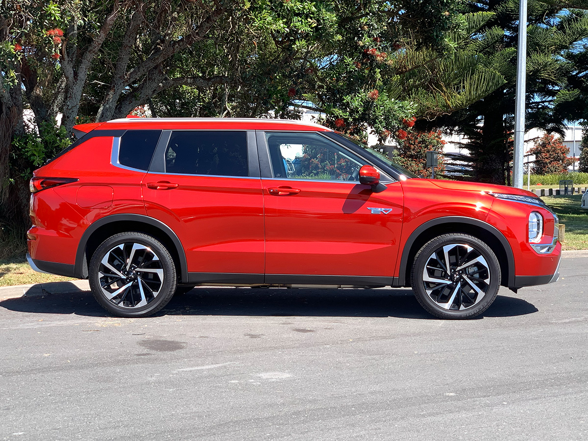 2025 Mitsubishi Outlander XLS PHEV Hybrid 4WD