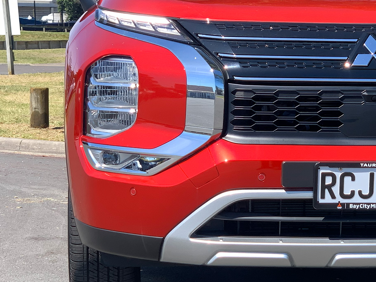 2025 Mitsubishi Outlander XLS PHEV Hybrid 4WD