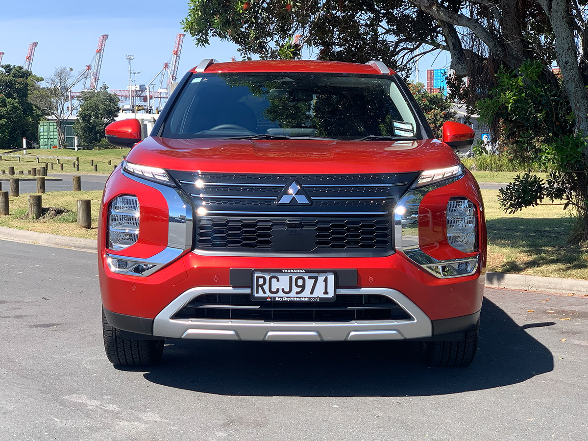 2025 Mitsubishi Outlander XLS PHEV Hybrid 4WD