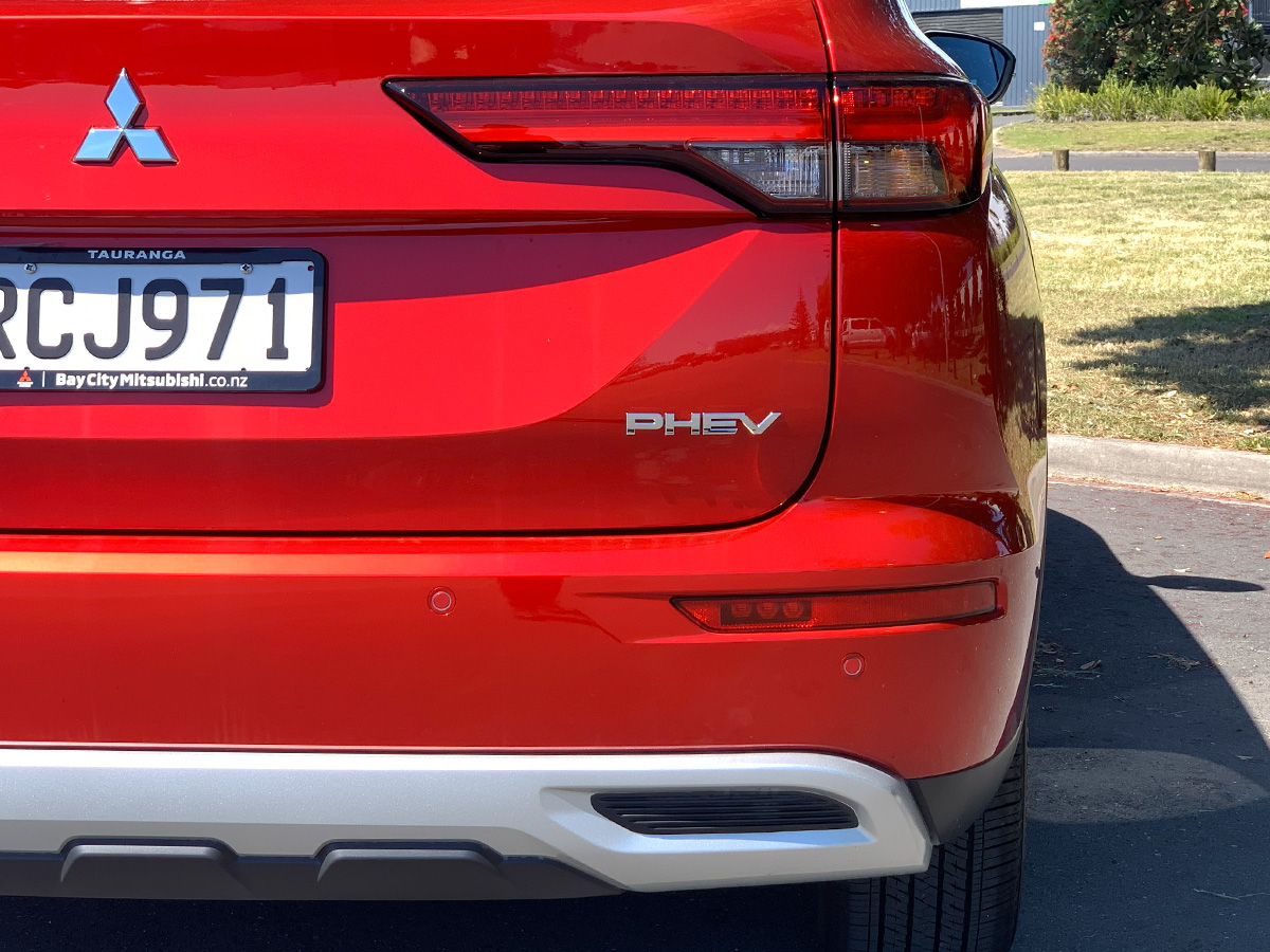 2025 Mitsubishi Outlander XLS PHEV Hybrid 4WD