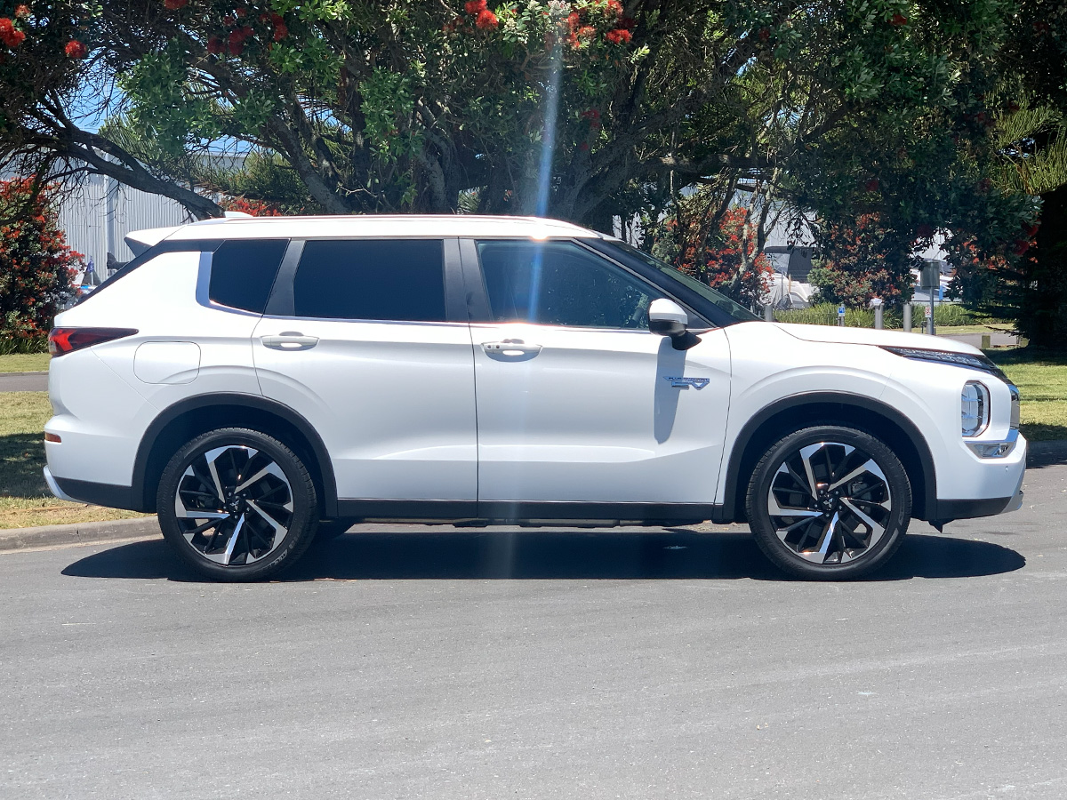 2025 Mitsubishi Outlander XLS PHEV Hybrid 4WD