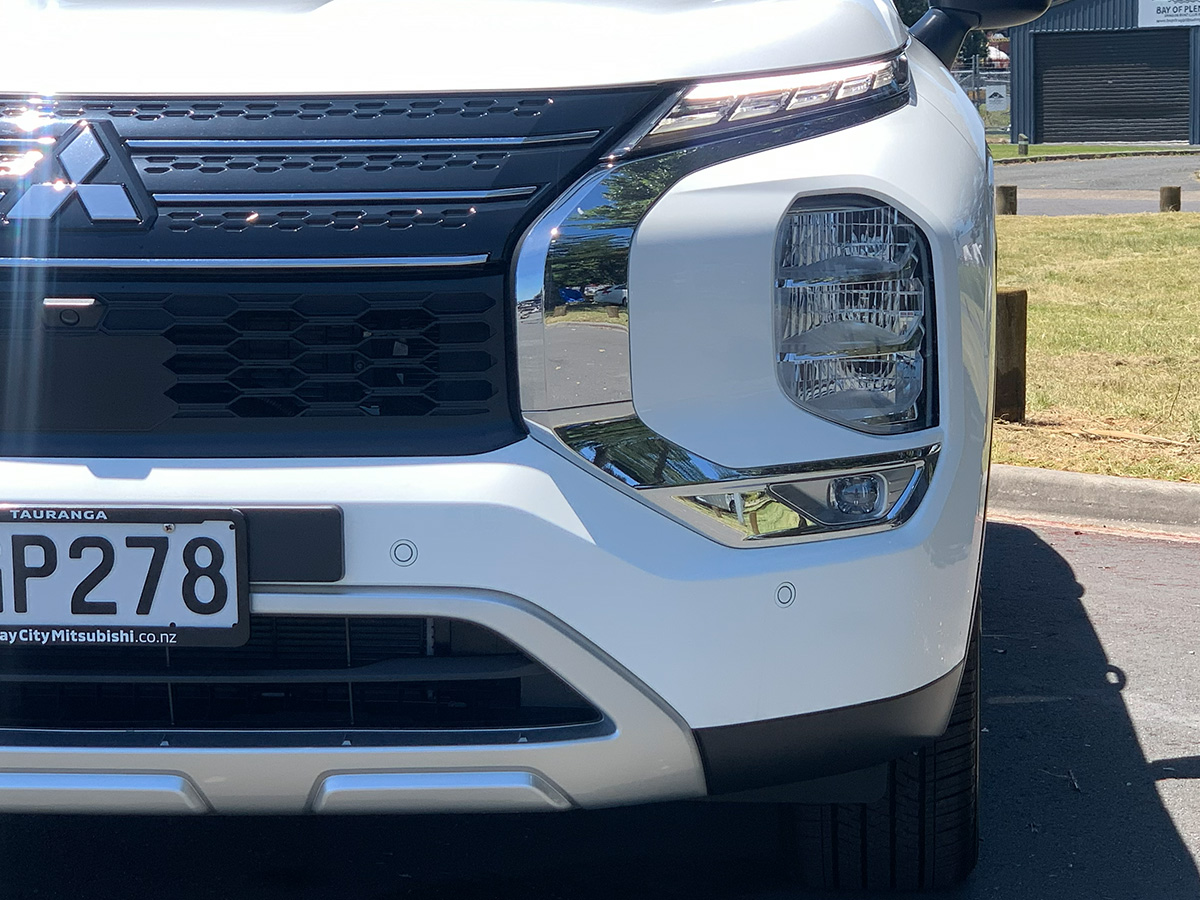 2025 Mitsubishi Outlander XLS PHEV Hybrid 4WD