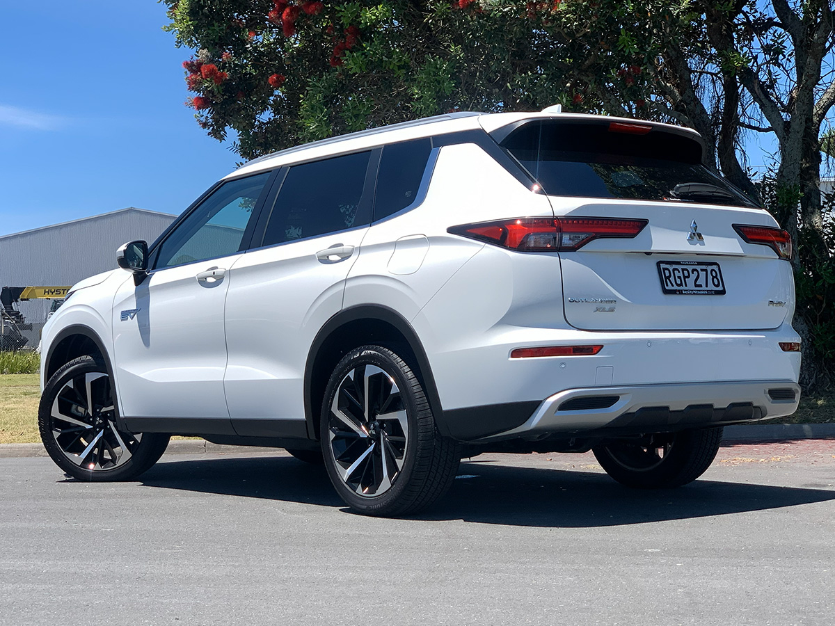 2025 Mitsubishi Outlander XLS PHEV Hybrid 4WD