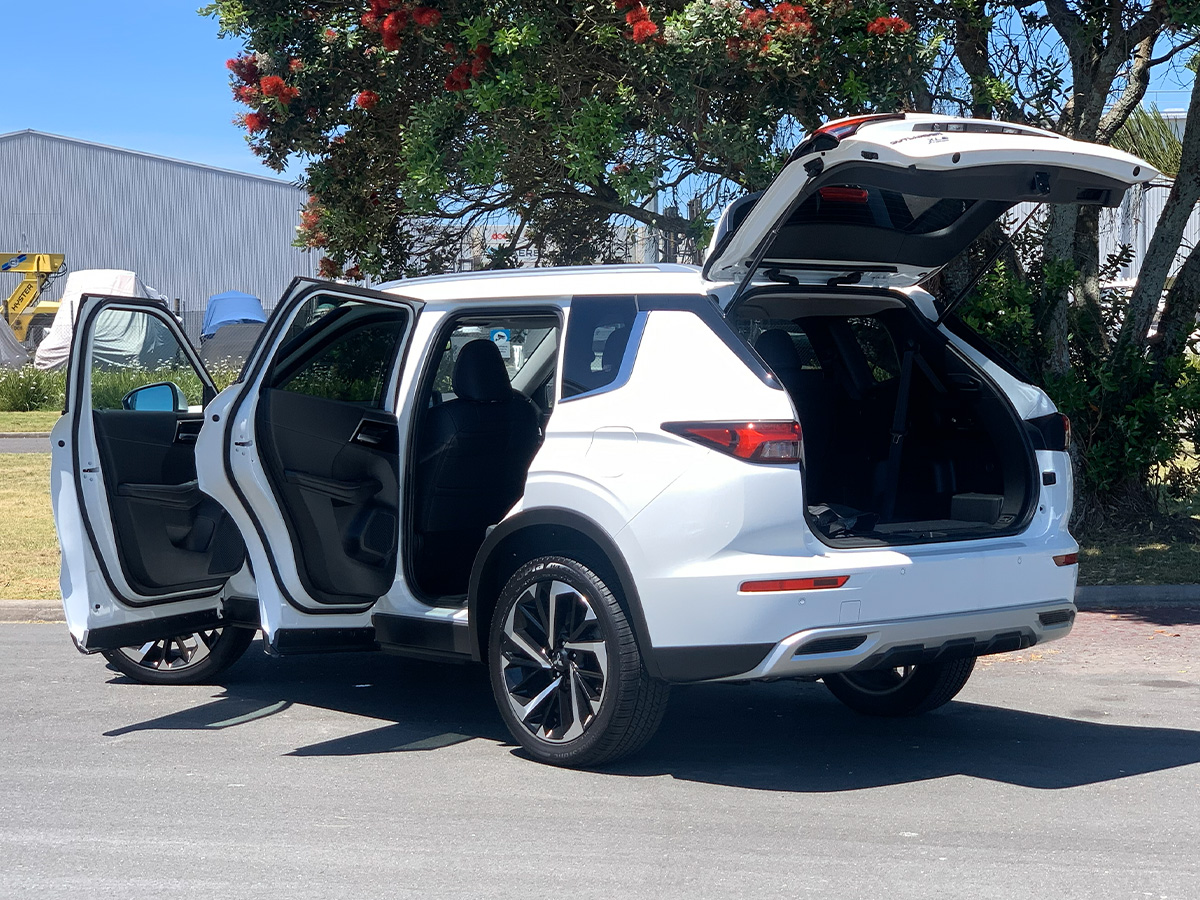 2025 Mitsubishi Outlander XLS PHEV Hybrid 4WD