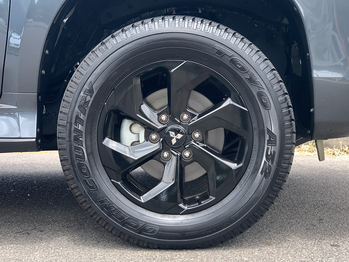 2025 Mitsubishi Pajero Sport VRX Black Edition