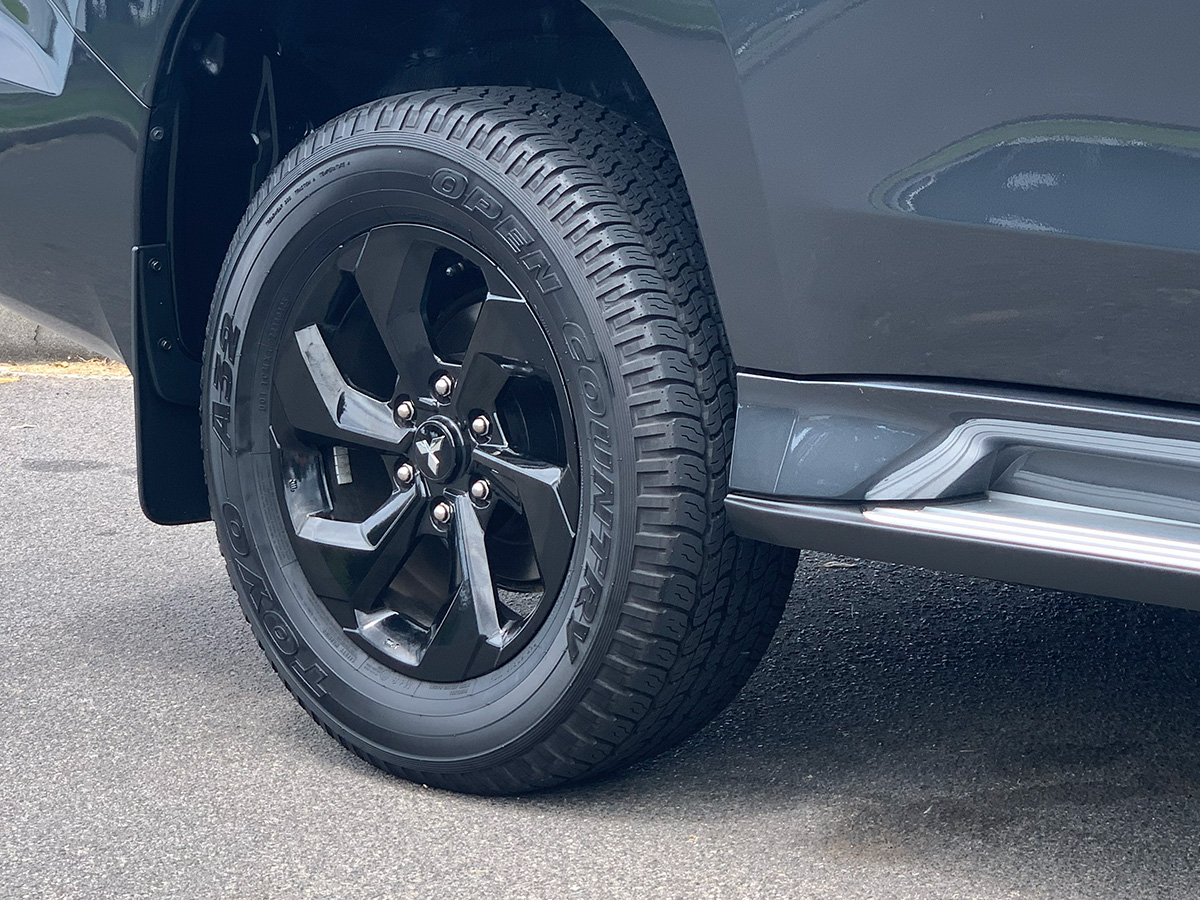 2025 Mitsubishi Pajero Sport VRX Black Edition