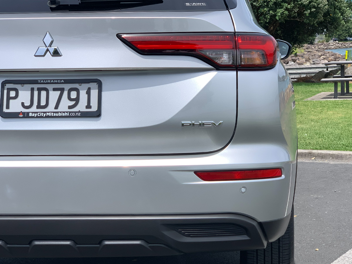 2022 Mitsubishi Outlander LS PHEV Hybrid 4WD