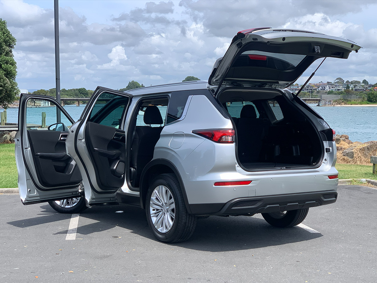 2022 Mitsubishi Outlander LS PHEV Hybrid 4WD