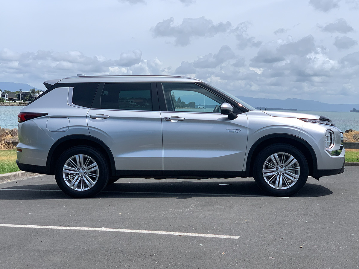 2022 Mitsubishi Outlander LS PHEV Hybrid 4WD